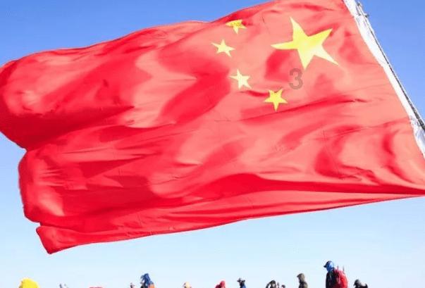我有两件瓷器朋友帮忙研究一下，看看什么年代，价格多少